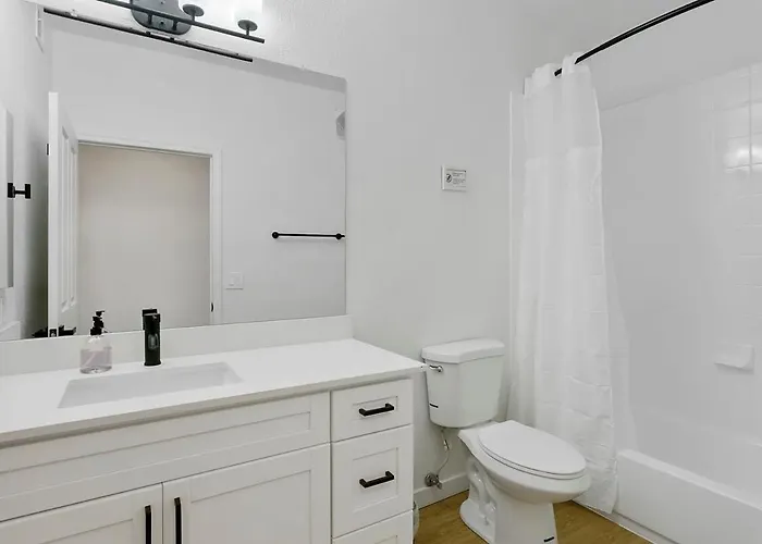 Two Cozysuites By The Stadium With Pool 4 & 18 Glendale