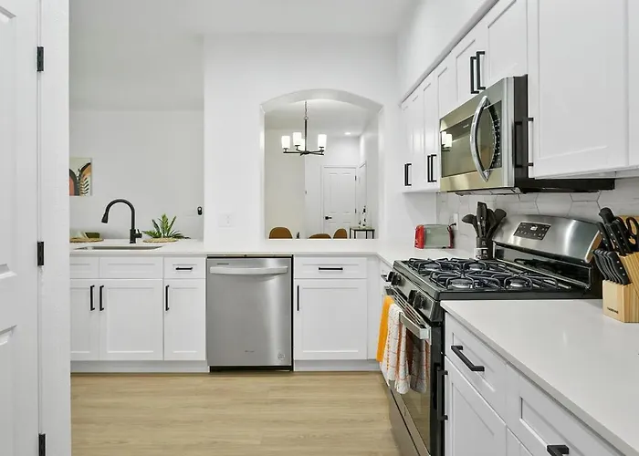 Two Cozysuites By The Stadium With Pool 4 & 18 Apartment *